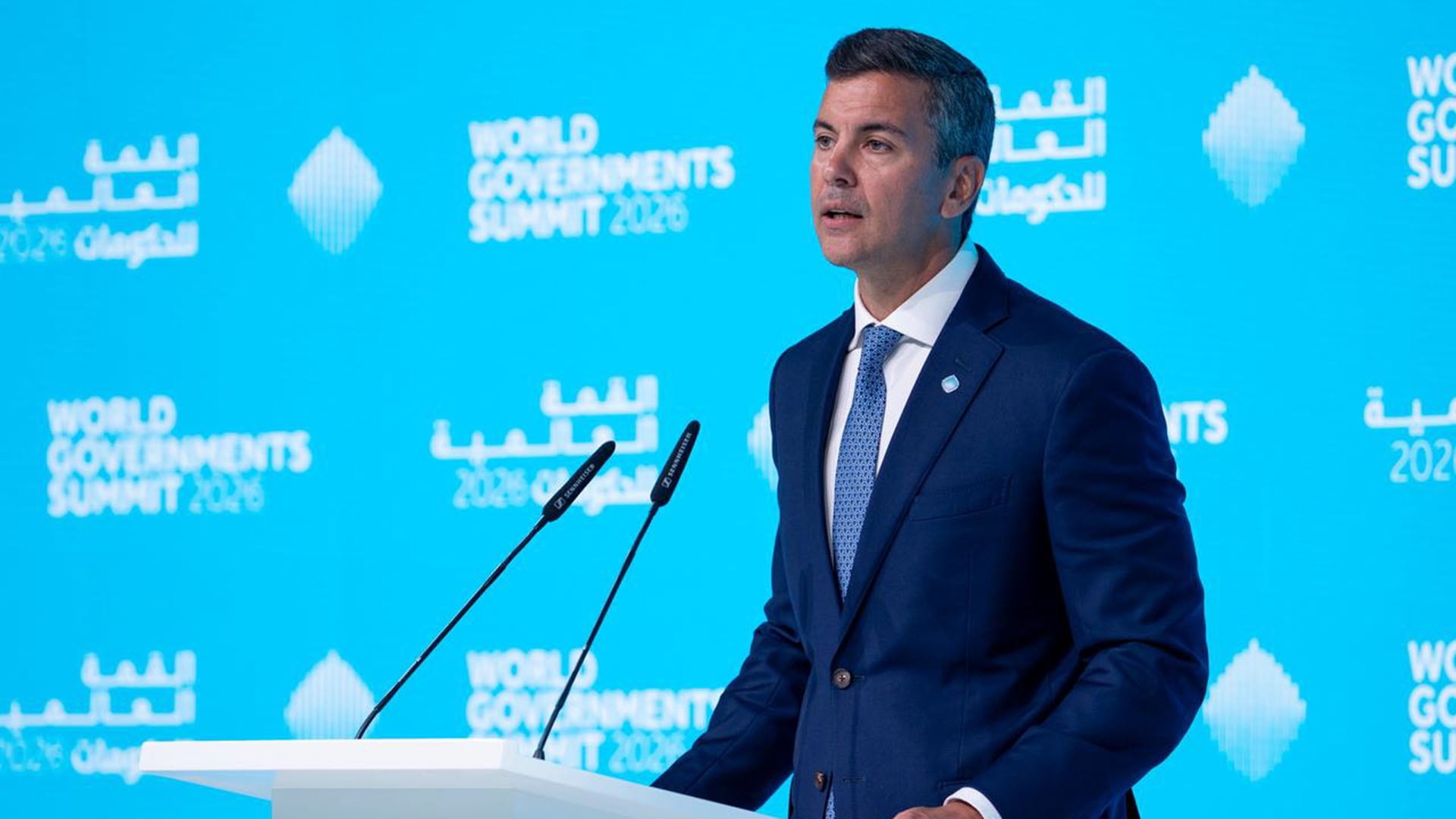 Fotografía cedida por Presidencia de Paraguay que muestra al presidente de Paraguay, Santiago Peña, durante el Foro de Inversión para América Latina y el Caribe en el marco de la Cumbre Mundial de Gobiernos este lunes, en Dubái, Emiratos Árabes Unidos (EFE/Presidencia de Paraguay)