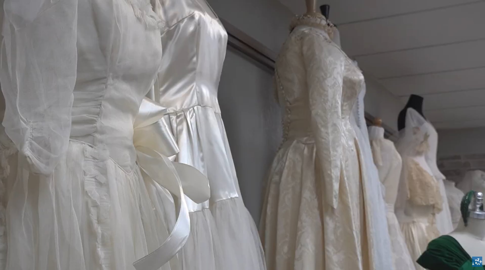 La exposición reúne vestidos de novia originales de la Segunda Guerra Mundial cedidos por familias y museos locales. (Imagen Ilustrativa Infobae)