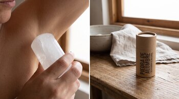 Una persona aplica una piedra de alumbre en su axila. En un segundo plano, un envase de cartón indica 'Piedra de Alumbre - Desodorante Natural'.