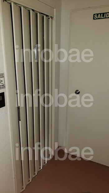 La puerta del ascensor en