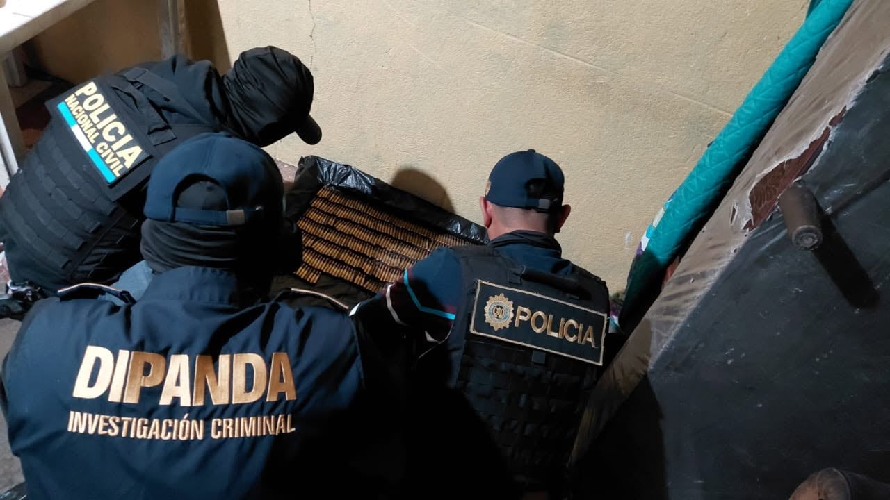Agentes de la Policía Nacional Civil y DIPANDA realizan un operativo de investigación criminal, incautando una gran cantidad de municiones y un arma de fuego en una vivienda. (PNCdeGuatemala)