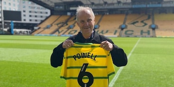 Powell jugó 275 partidos con el Norwich en los años 70 y fue elegido mejor futbolista del club en 1979 (Facebook/Norwich City)