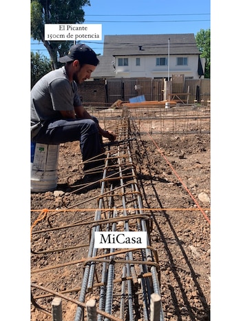 Agustín trabajando en los cimientos