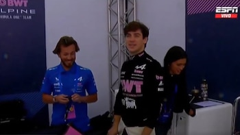 La actriz intentó evitar las cámaras al ser sorprendida con el piloto automovilístico (Captura de video)