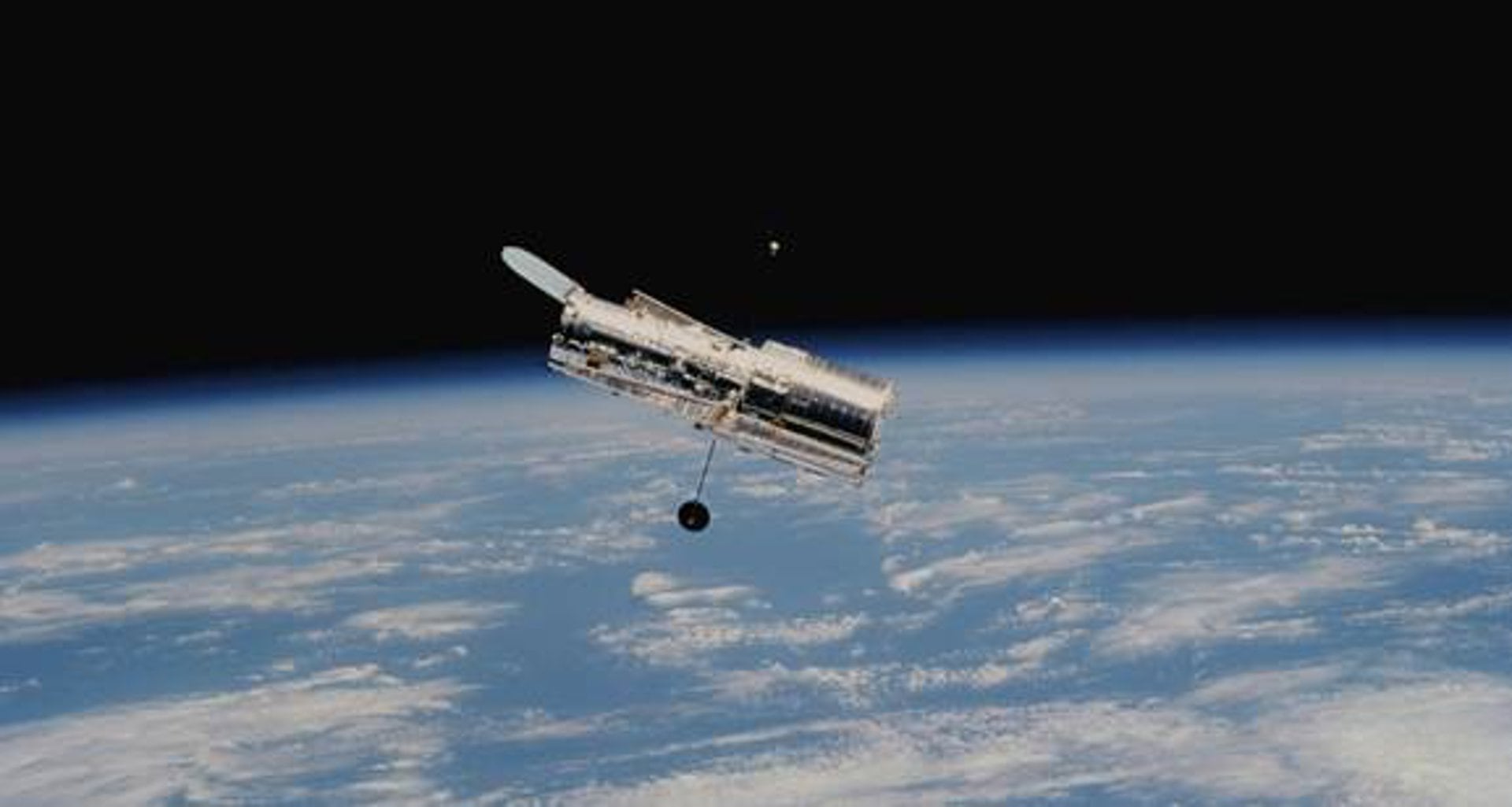 Desarrollan una técnica que protege a satélites del efecto multipactor, responsable de daños irreparables en el espacio