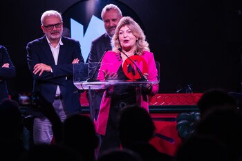La delegada del Área de Economía, Innovación y Hacienda, Engracia Hidalgo Tena, recibe un premio durante la gala de Los Premios Noche, en la sala LULA Club de Madrid, a 28 de noviembre de 2023, en Madrid (España). (Carlos Luján / Europa Press)
