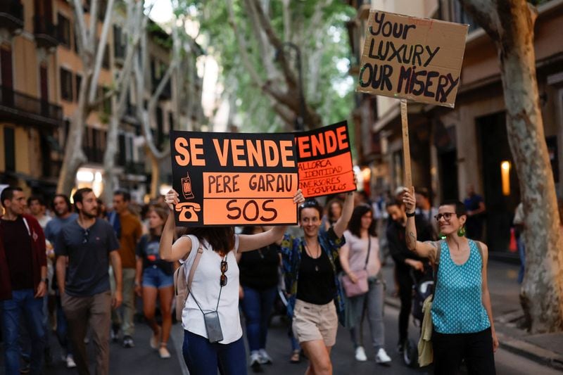 Varias personas participan en una protesta contra el turismo masivo y la gentrificación de la isla antes de la temporada de verano en Palma de Mallorca, España. 25 de mayo de 2024. REUTERS/Juan Medina