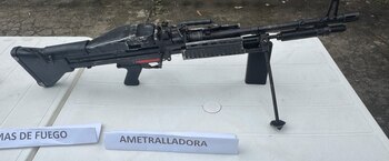 Autoridades decomisaron una ametralladora, un