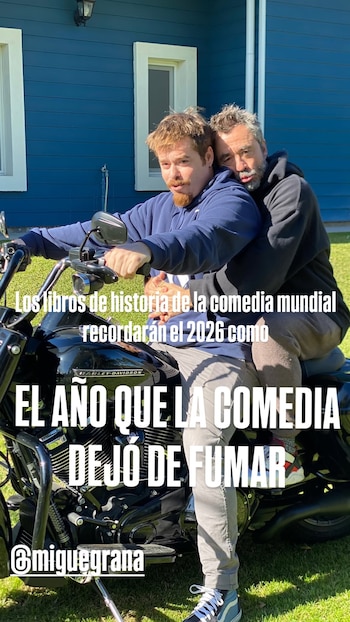 Migue Granados sobre una motocicleta negra mientras Pablo Granados lo abraza por la espalda frente a una casa azul