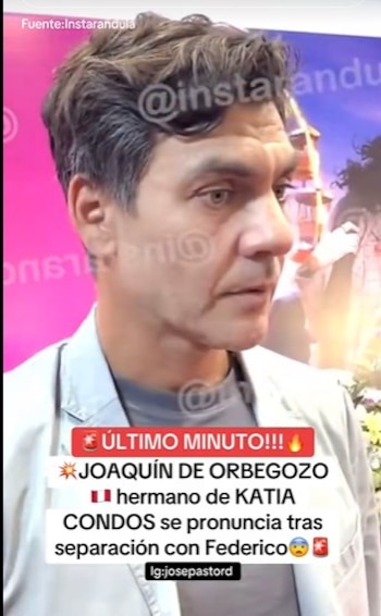Primer plano de Joaquín de Orbegoso, hombre caucásico de cabello oscuro y ojos claros, hablando en una entrevista, vestido con una chaqueta clara sobre una camiseta gris