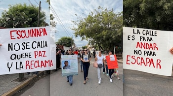Mujeres marchan en una calle de Escuinapa con pancartas pidiendo paz, justicia y la localización de personas desaparecidas. Se ven árboles y un cielo nublado.