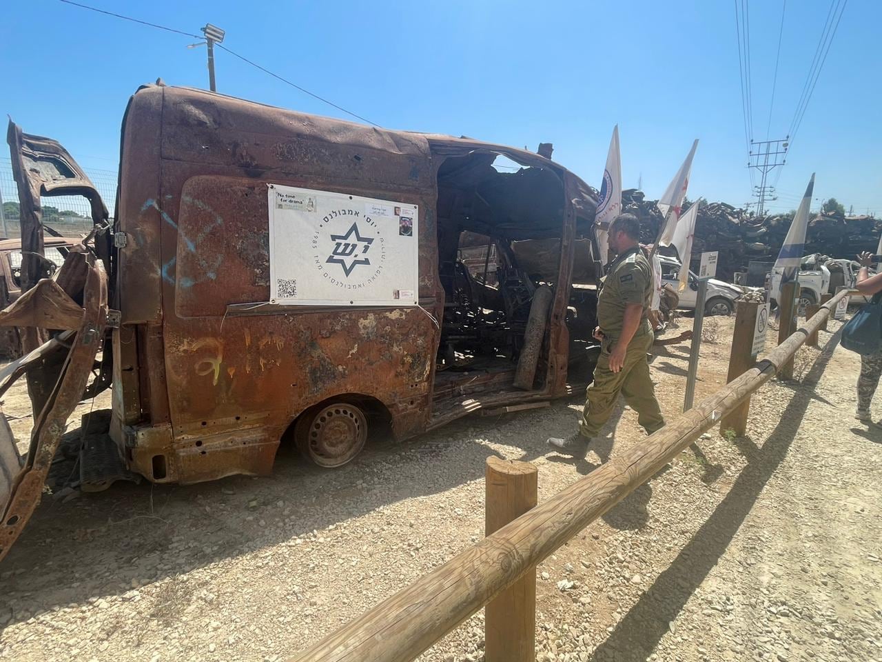 En esta ambulancia, destinada al festival Nova, se escondieron 18 jóvenes