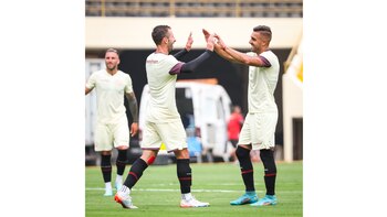 Luis Urruti y Horacio Calcaterra celebrando el gol del argentino en Universitario vs San Martín.