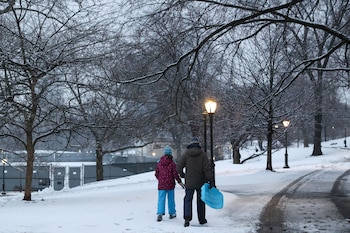 La gobernadora Kathy Hochul coordina