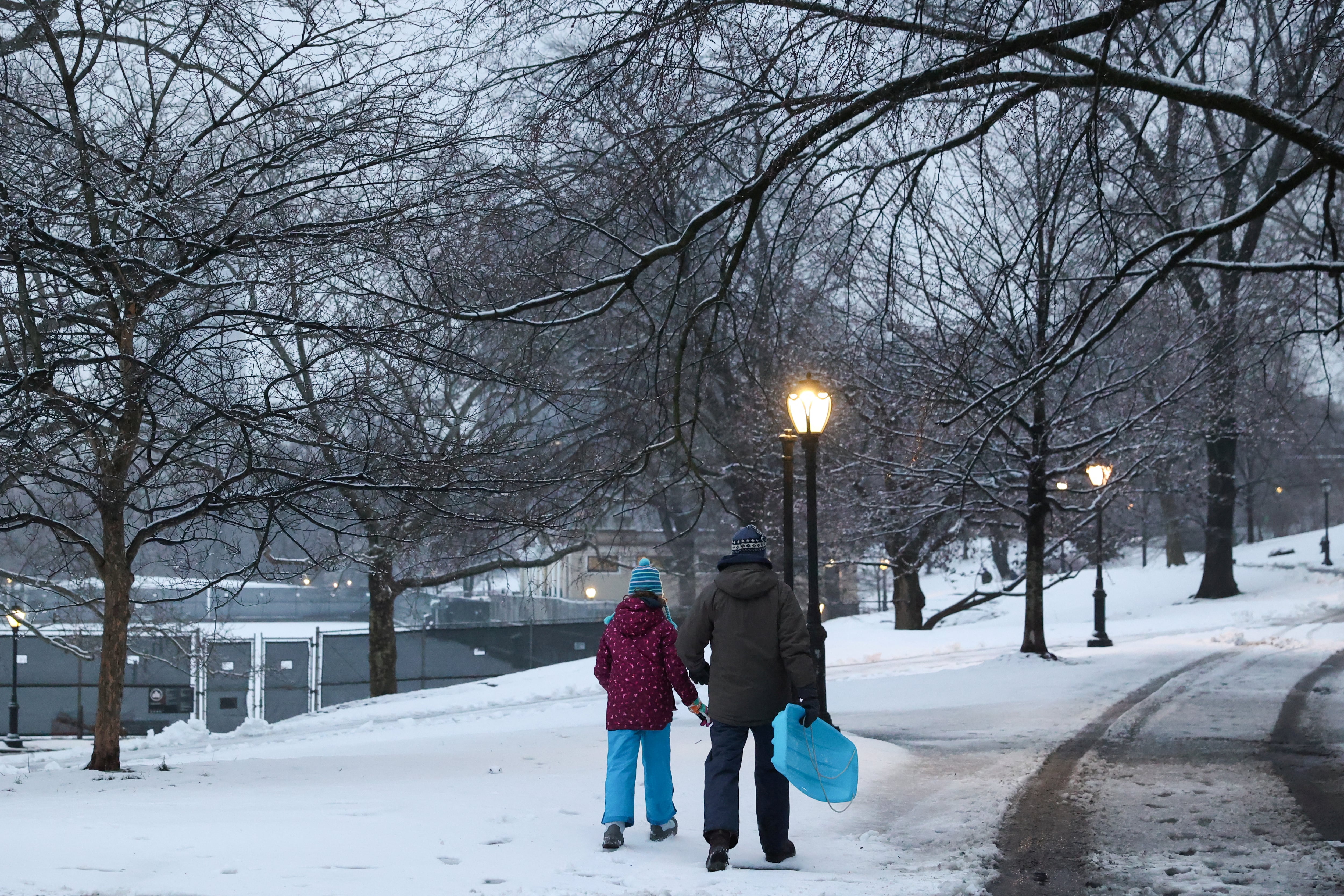 La gobernadora Kathy Hochul coordina el despliegue de más de 1.600 camiones quitanieves y equipos de emergencia en todo Nueva York. (REUTERS/Caitlin Ochs)