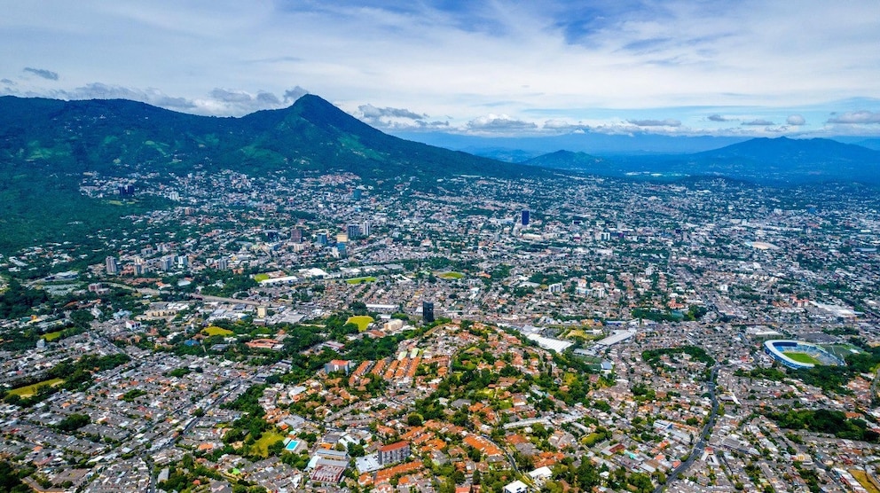 El Salvador impulsa sus exportaciones y busca nuevos mercados