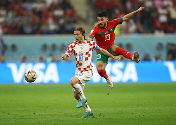 Ilias Chair contra Luka Modric