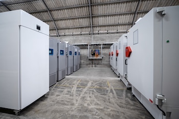 Refrigeradores almacenan dosis de Pfizer