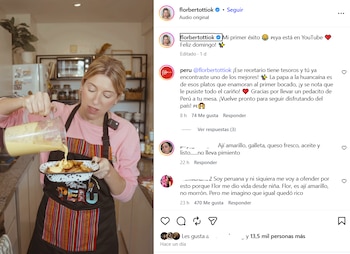 Flor Bertotti, con blusa rosa y delantal negro con diseño multicolor, vierte salsa amarilla de una jarra transparente sobre papas cocidas en un plato blanco