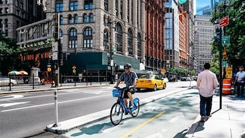 Nueva York comenzará en 2026 la construcción de un gran carril bici de “río a río”: la avenida principal que será transformada