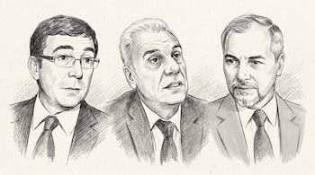 Ilustración a lápiz en blanco y negro de tres hombres con traje y corbata, con sombras suaves y fondo neutro.