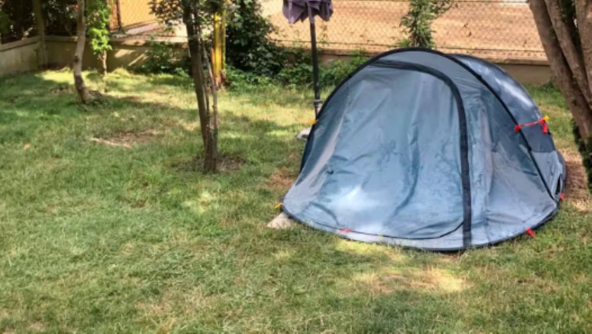 Un propietario alquila en Airbnb una tienda de campaña en su jardín por 24 euros la noche: “Ideal para una persona que busca calma”