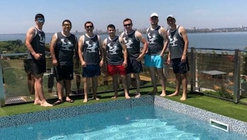 Llevó a sus trabajadores de