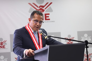 Roberto Burneo fue elegido presidente del JNE para el periodo 2024-2028. Foto: JNE