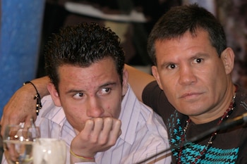 MÉXICO, D.F., 16ABRIL2008.- El boxeador Julio Cesar Chavez abraza a su hijo Omar Chavez durante una conferencia de prensa anunciar la proxima pelea de Julio Cesar Chavez Jr. que se realizara en Juriquilla Queretaro el proximo 26 de Abril.
FOTO: SAÚL LÓPEZ/CUARTOSCURO.COM
