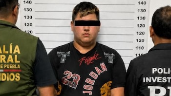 El hombre capturado fue identificado con el alias de "El Calibre". Crédito: FGR Puebla.