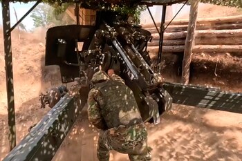 En esta foto, extraída de un vídeo publicado por el servicio de prensa del Ministerio de Defensa de Rusia el jueves 7 de noviembre de 2024, un militar ruso dispara un arma hacia posiciones ucranianas en un lugar no revelado de Ucrania. (Servicio de prensa del Ministerio de Defensa de Rusia vía AP)