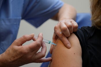 Una de las mayores controversias en la que se vio envuelta la revista ocurrió luego de la publicación, en 1998, de un paper en el que los autores sugerían un vínculo entre la vacuna MMR (que puede prevenir el sarampión, las paperas y la rubéola) y el trastorno del espectro autista REUTERS/Johanna Geron