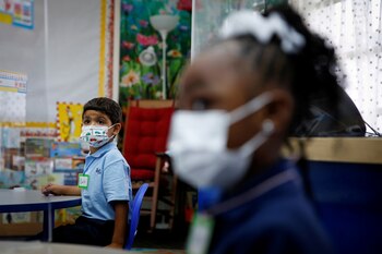 Alumnos con mascarillas en una