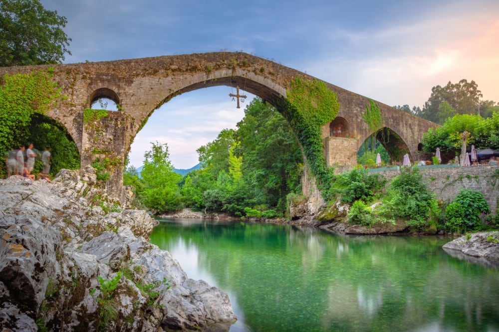 Puente Romano de Cangas de Onís, en Asturias (Shutterstock).