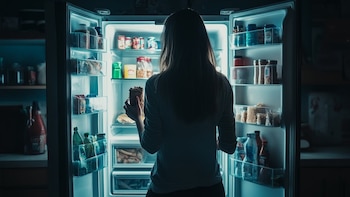 Comer a altas horas de la noche podría contribuir a problemas relacionados con el estrés y el baño