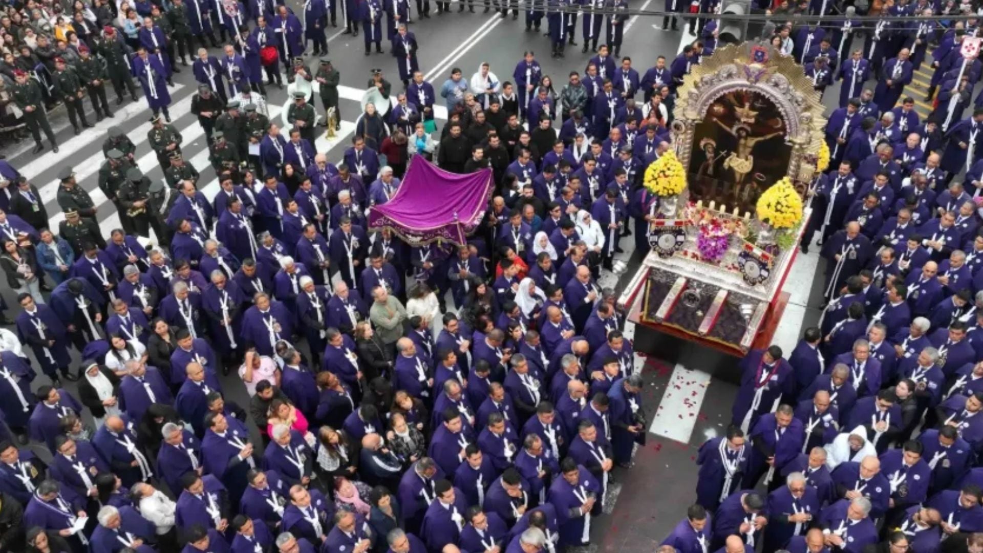 El recorrido del Cristo Moreno reúne cada octubre a miles de fieles que expresan su devoción durante el mes morado - Créditos: Andina.