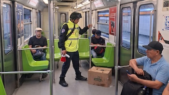 Abandonan paquete sospechoso en vagón del Metro y policías descubren que se trataba de churros