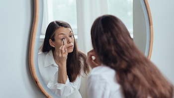 Lesiones oculares por productos de belleza envían a miles a urgencias cada año