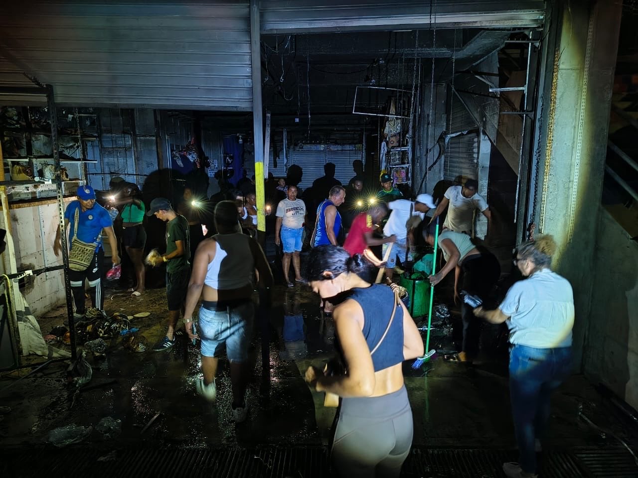 Un incendio en la Galería 72 de Barranquilla dejó pérdidas superiores a $500 millones y obligó al cierre preventivo del centro comercial artesanal - crédito Alcaldía Barranquilla