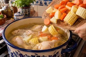 El caldo de pollo pertenece a la categoría de sopas claras, también llamadas "consomés", que se diferencian de las cremas por no llevar espesantes ni lácteos.
(Visuales IA)