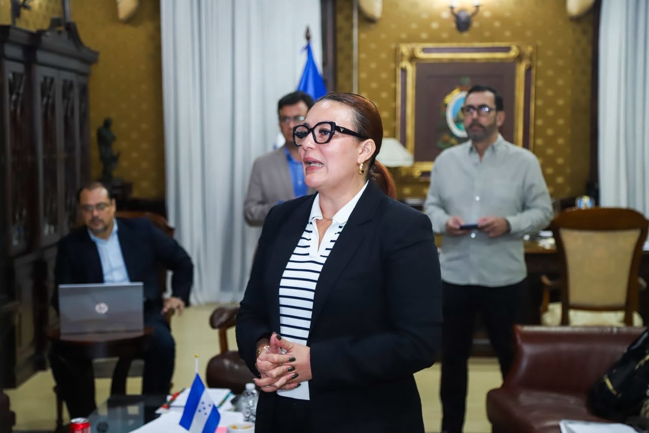 La estrategia anunciada por Francis Argeñal requerirá fondos disponibles, coordinación público-privada y continuidad institucional para reducir la brecha, aunque aún no se han detallado cuotas anuales ni la distribución de beneficiarios.