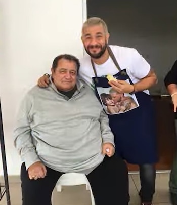 Yaco Eskenazi junto a su