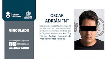 Ficha informativa de la Fiscalía de Jalisco con el nombre Óscar Adrián "N" y la fotografía de un hombre con los ojos cubiertos.