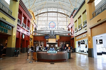 Miami-Dade enfrenta un repunte de amenazas de bomba, con recientes incidentes en Dolphin Mall, Dadeland Mall y Zoo Miami (Miami Beach)