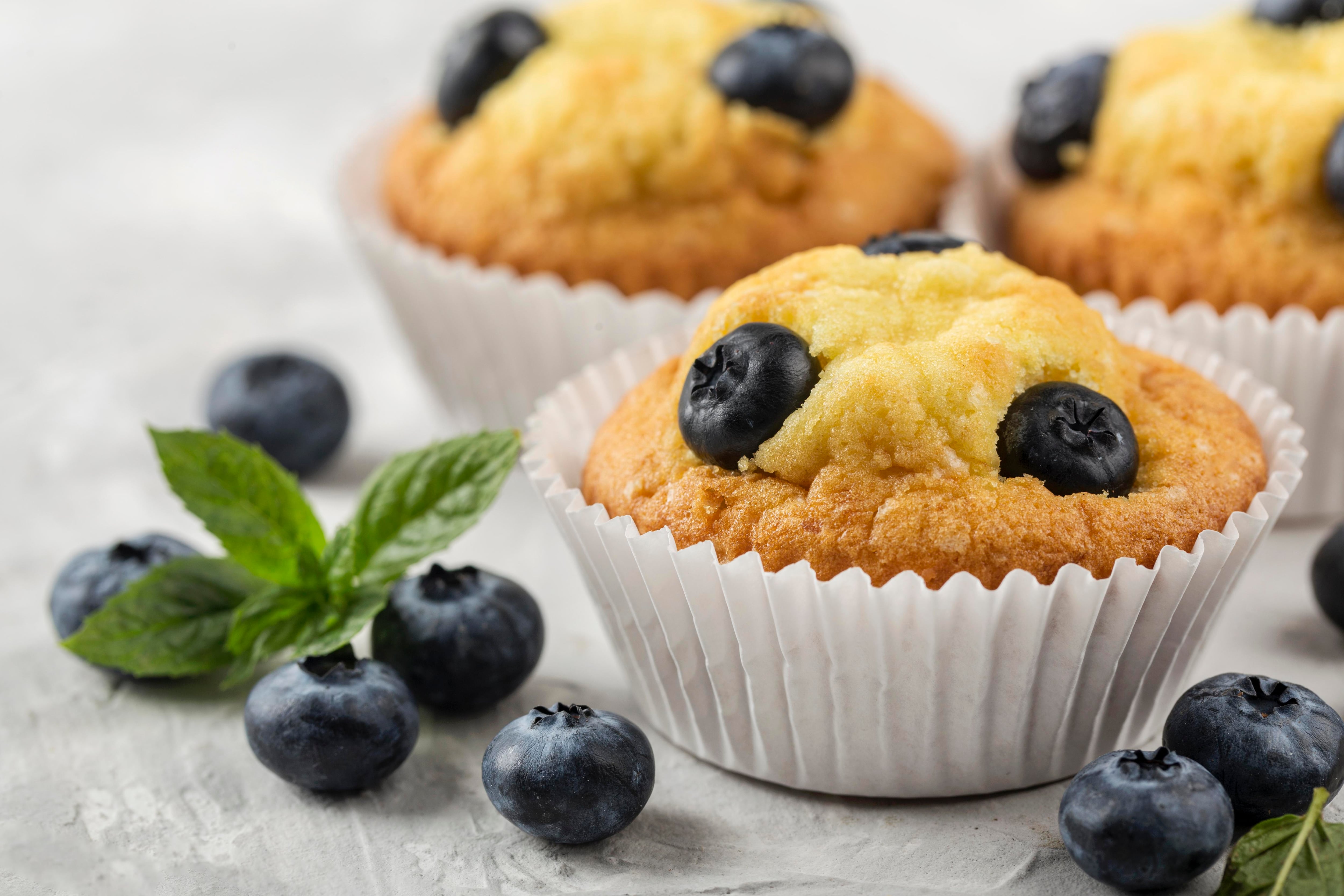 Muffins de arándano y plátano. (Freepik)