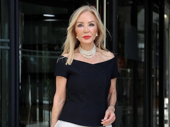 05/10/2026 Carmen Lomana, en una imagen de archivo.
Durísimos momentos para Carmen Lomana, ya que tal y como ha adelantado el diario 'El Correo', su hermano menor, Carlos Fernández-Lomana, ha muerto este sábado 3 de octubre en Lieres (Siero, Asturias) a los 71 años, dejando a toda su familia desolada. Siempre en un discreto segundo plano al margen de la fama de la socialité, o de los pinitos televisivos de sus otros hermanos, María José y Rafa Lomana, el fallecido era 7 años menor que la tertuliana y se dedicaba al sector bancario.
EUROPA ESPAÑA SOCIEDAD