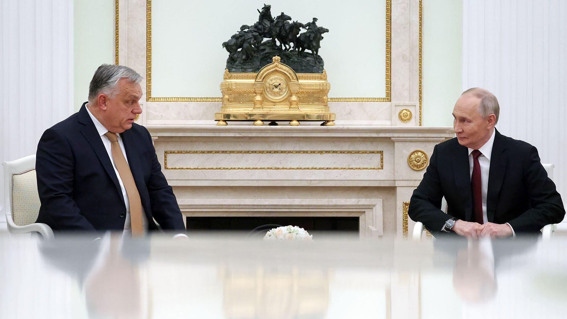 Vladimir Putin aceptó la propuesta de Víktor Orbán de que Budapest acoja negociaciones de paz para Ucrania (EFE/EPA/VLADIMIR GERDO/SPUTNIK)