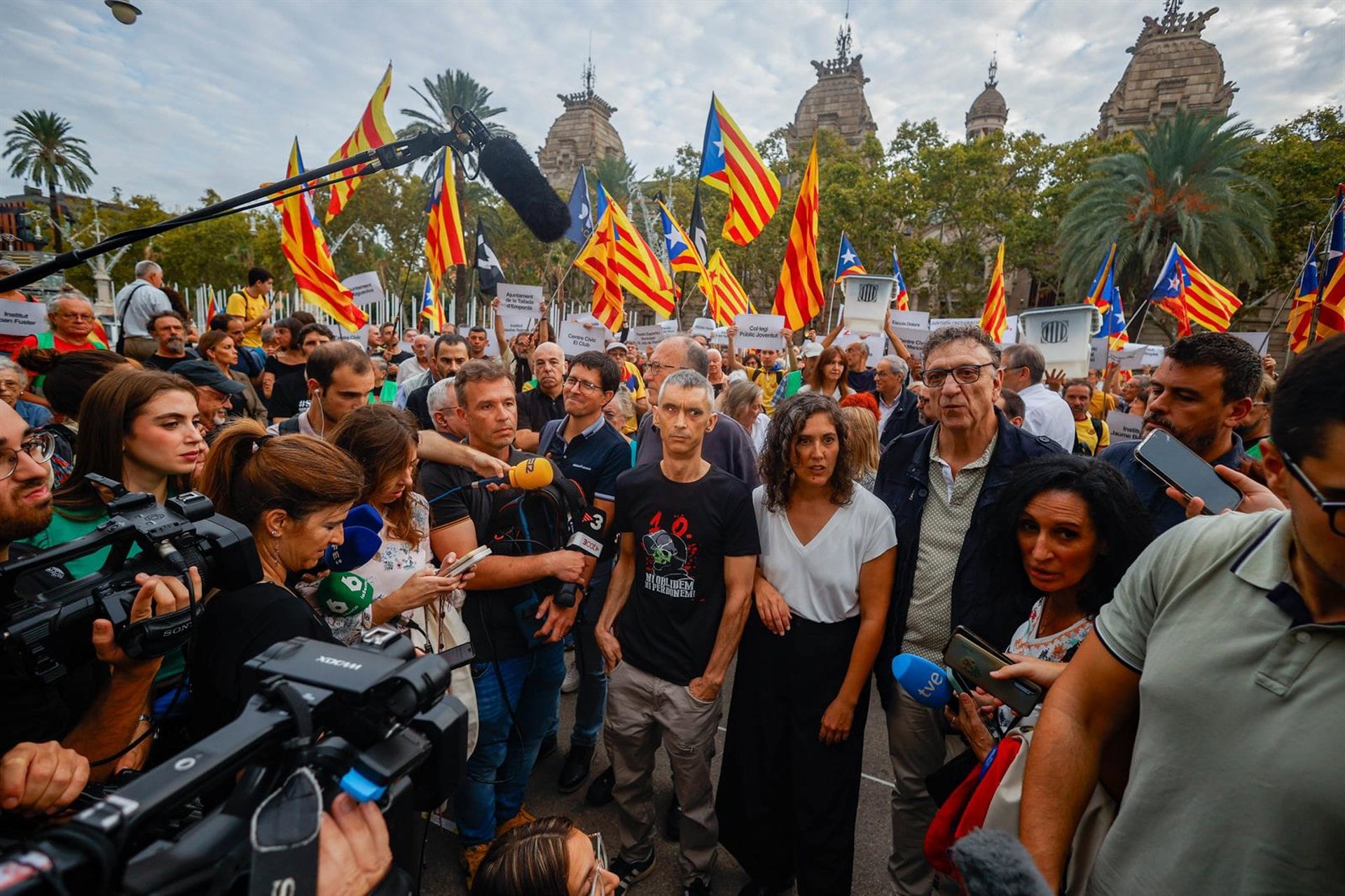 01/10/2026 El activista y miembro de Stop Bales de Goma Roger Español (c) atiende a los medios durante una concentración frente a la Audiencia de Barcelona, a 01 de octubre de 2026, en Barcelona, Catalunya (España). Varias personas se han concentrado frente a la Audiencia de Barcelona en apoyo a Roger Español en la última sesión del juicio contra los cuatro policías nacionales acusados de mutilar su ojo por el impacto de una pelota de goma durante el referéndum del 1 de octubre de 2017.POLITICA Kike Rincón - Europa Press