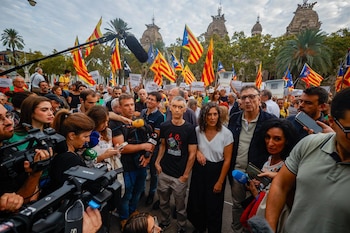 01/10/2026 El activista y miembro de Stop Bales de Goma Roger Español (c) atiende a los medios durante una concentración frente a la Audiencia de Barcelona, a 01 de octubre de 2026, en Barcelona, Catalunya (España). Varias personas se han concentrado frente a la Audiencia de Barcelona en apoyo a Roger Español en la última sesión del juicio contra los cuatro policías nacionales acusados de mutilar su ojo por el impacto de una pelota de goma durante el referéndum del 1 de octubre de 2017.
POLITICA
Kike Rincón - Europa Press