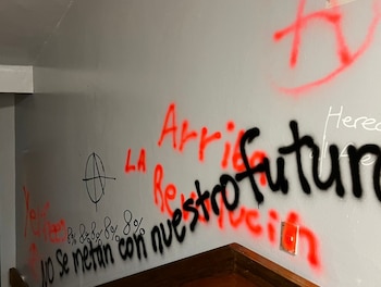 Grafittis realizados por los estudiantes dentro de las instalaciones de la Rectoría de la UCR. Fuente: CR HOY